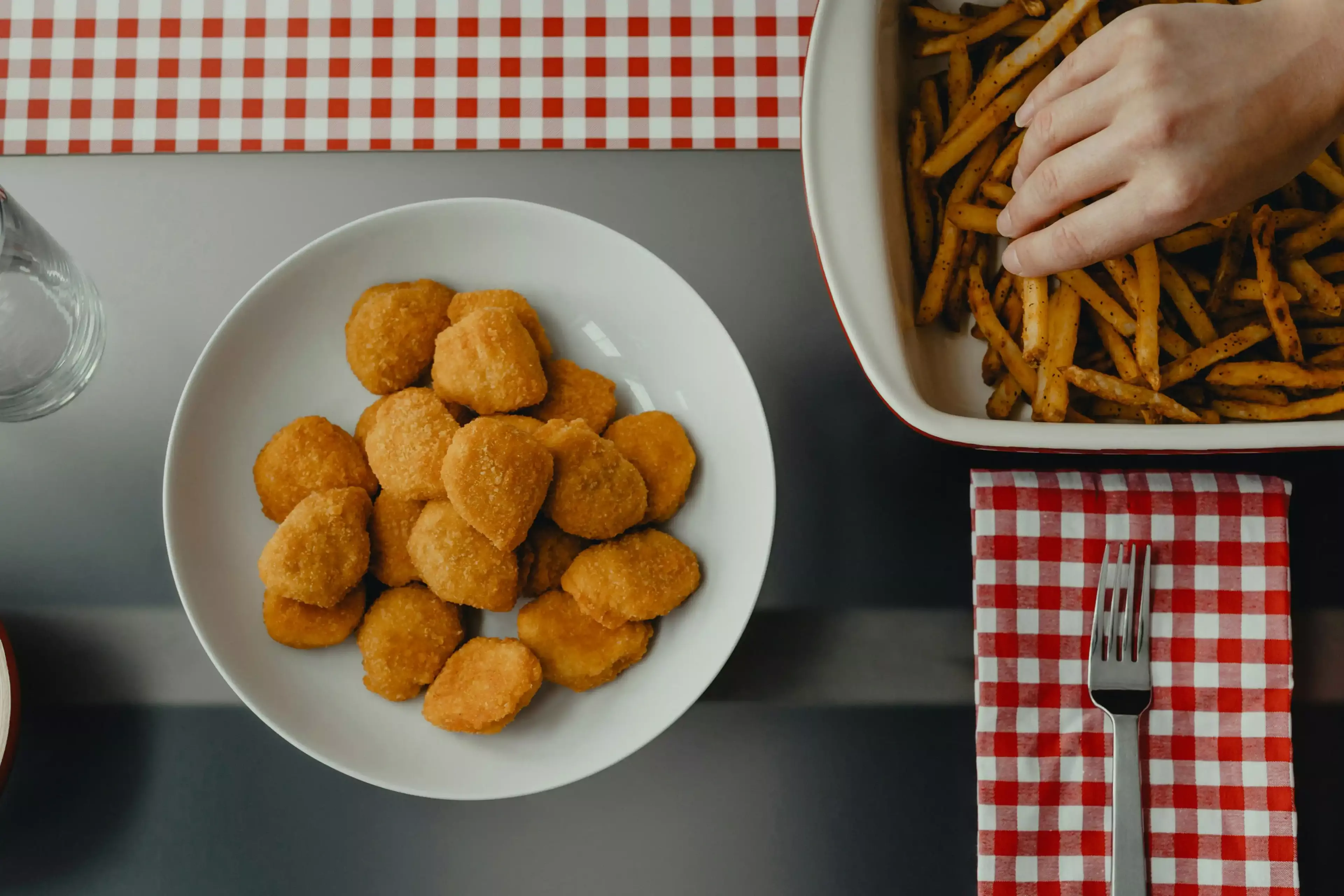 Nugget di atas meja